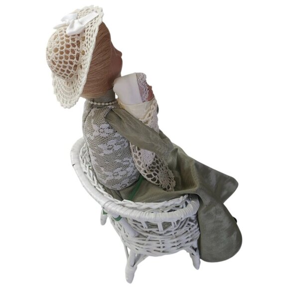 Byers Choice Carolers Victorian Woman Wicker Chair Holding Baby - Picture 6 of 8